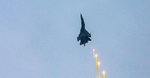 Người dân hào hứng chiêm ngưỡng Su-30MK2 thả bẫy nhiệt trong lễ kỷ niệm 50 năm thống nhất