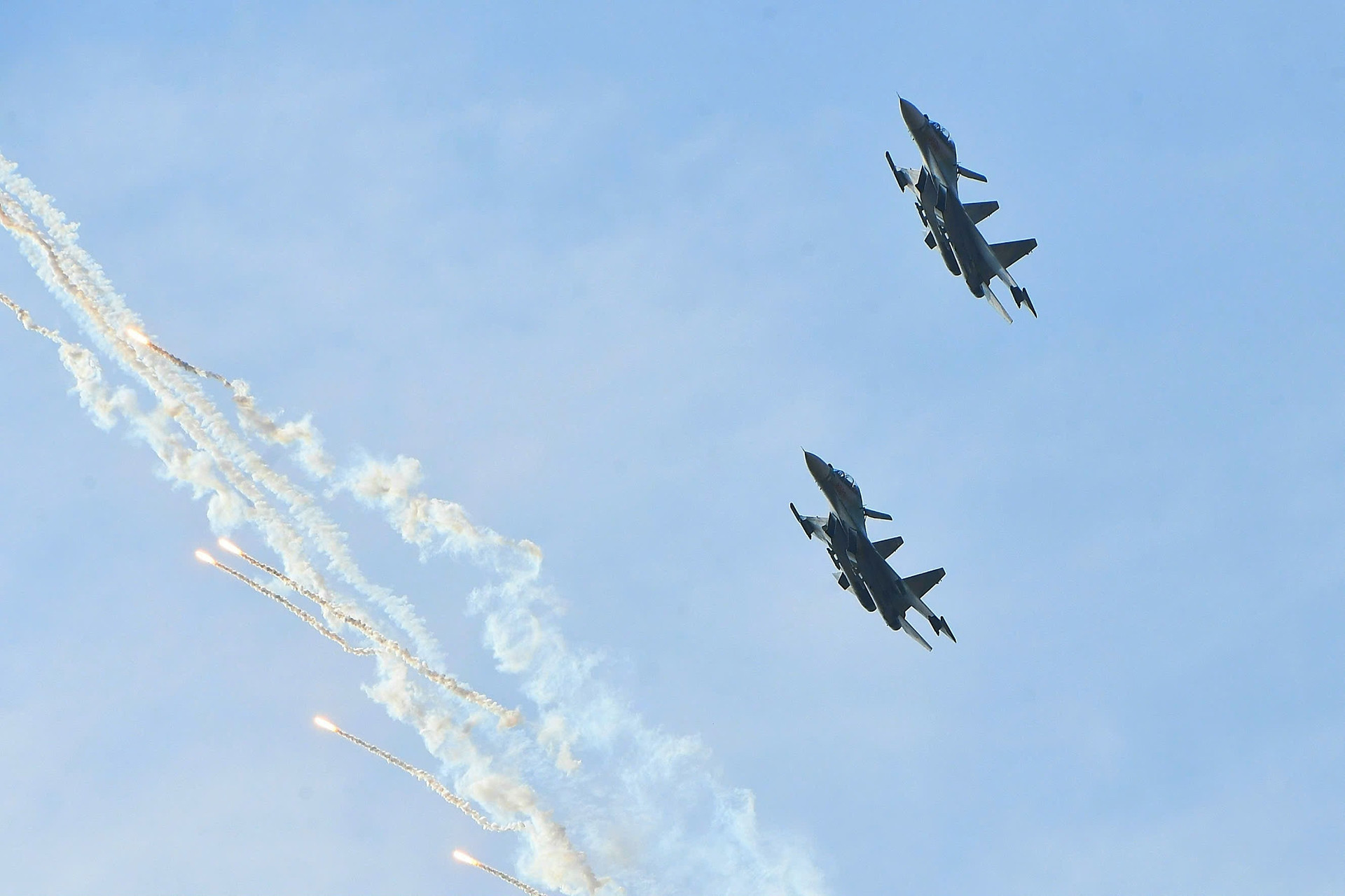 Tiêm kích Su-30MK2 Tỏa Sáng Nét Đẹp Dưới Bầu Trời TP HCM