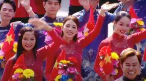 Tiểu Vy, Thanh Thủy tỏa sáng trong lễ diễu binh kỷ niệm 50 năm thống nhất đất nước