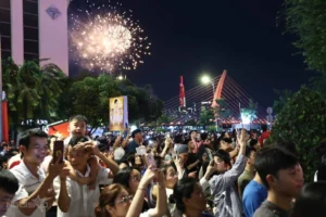 Hàng Nghìn Người Tưng Bừng Xem Pháo Hoa