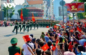 Người Dân TP HCM Chào Tạm Biệt Các Chiến Sĩ Diễu Binh Nhân Kỷ Niệm 50 Năm Giải Phóng Miền Nam