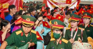 Biển Người Tiễn Chân Chiến Sĩ Sau Lễ Diễu Binh 50 Năm