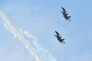 Tiêm kích Su-30MK2 Tỏa Sáng Nét Đẹp Dưới Bầu Trời TP HCM