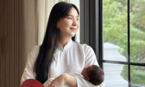 Mai Ngọc Rạng Rỡ Bế Con 10 Ngày Tuổi Kỷ Niệm 30/4