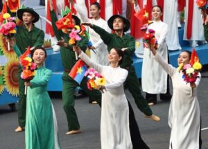 Hơn 1.000 Nghệ Sĩ Tham Gia Mở Màn Lễ Diễu Binh